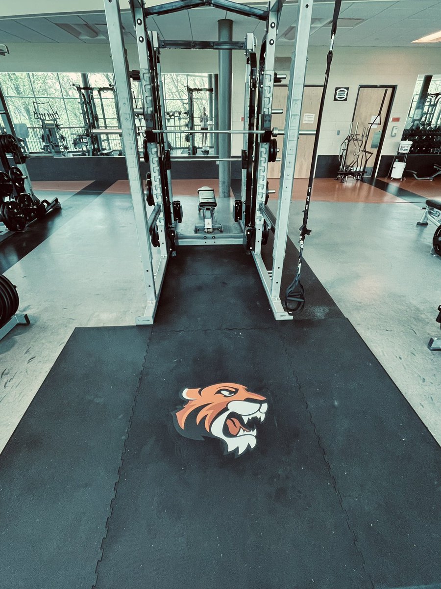 DoaneVolleyball's tweet photo. Loving these new upgrades in the weight room!!! SKOOOO DOANE! #weliftweights #doanevb #DUVB #strongwomen https://t.co/UWmo4IikSc