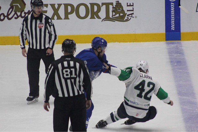 After #UFC, #boxe, brand new hockey fights organisation :  lhebdojournal.com/sports/ice-war…  <----  <a href="/AZadarski/">Andrew Zadarnowski</a> <a href="/DLCoulisses/">DansLesCoulisses</a> @LucGelinasRDS <a href="/JiCLajoie/">Jean-Charles Lajoie</a> <a href="/Sebas_Lacroix/">Sébastien Lacroix</a> <a href="/sheriffmcmorrow/">Sean McMorrow</a> <a href="/HockeyMagazine/">Hockey Le Magazine</a> -