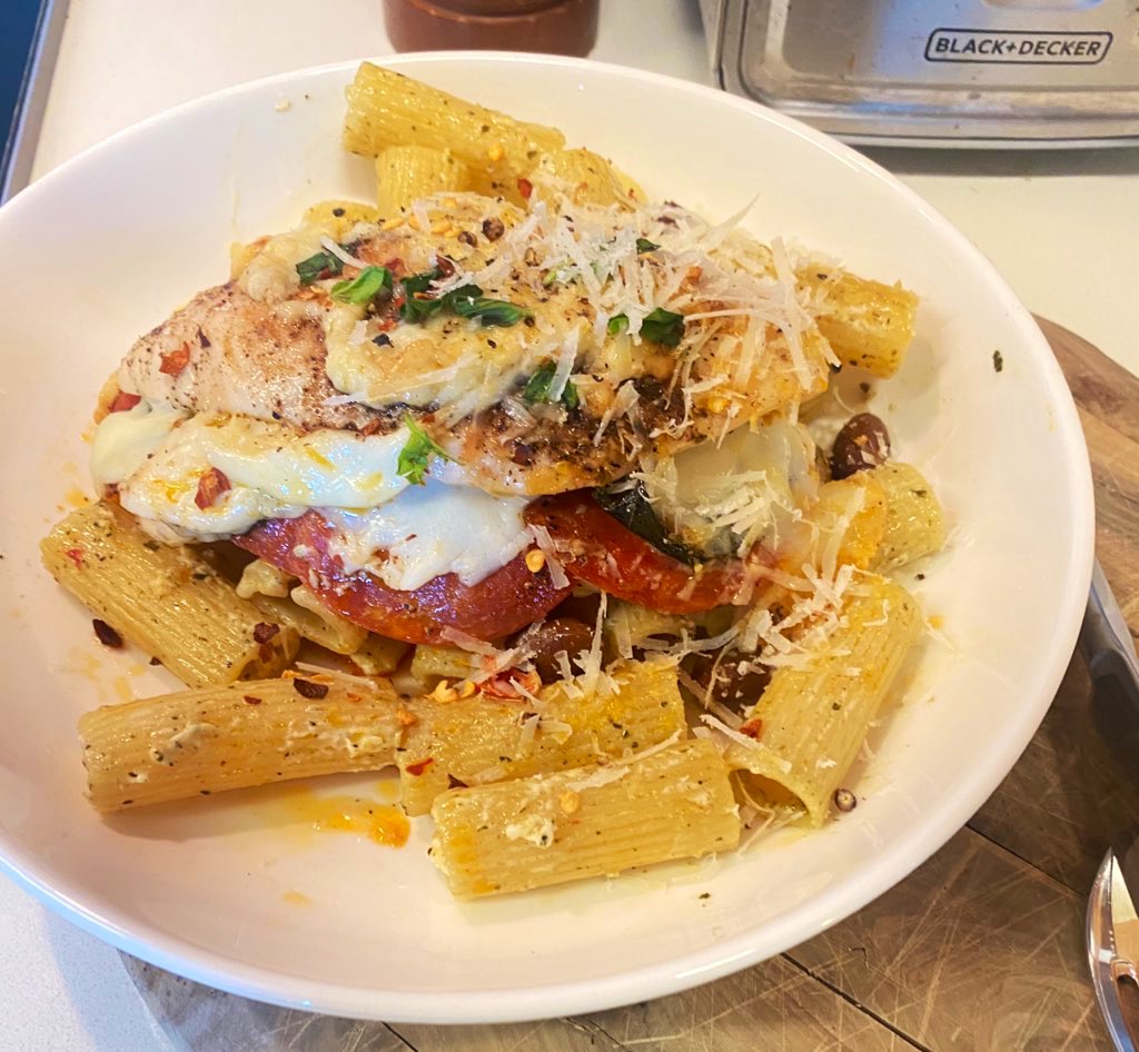 Simon_SoupPro's tweet photo. #Wednesday dinner for #OneChicago, a chorizo, mozzarella 🧀 & basil 🌿 stuffed chicken 🍗 breast on @BarillaUS rigatoni pasta 🍝 pesto & #CreamCheese sauce! Maybe not my best plating, but homely & delicious 😋 thank you for the recipe #BodyCoach 🤙 #Wednesdayvibe #Foodie #Cook https://t.co/4SBgaTf6HQ