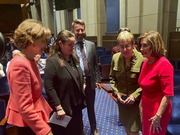 AudraPlepyte's tweet photo. Story of “Mariupolis” by late Mantas Kvedaravičius was retold at #USCongress. Mariupol has become a symbol of a will to fight for freedom &amp; values. We cannot fail it.

Honored to be joined by such a poweful group of women @SpeakerPelosi @RepMarcyKaptur @OMarkarova @HannaBilobrova https://t.co/behrMIT4e1