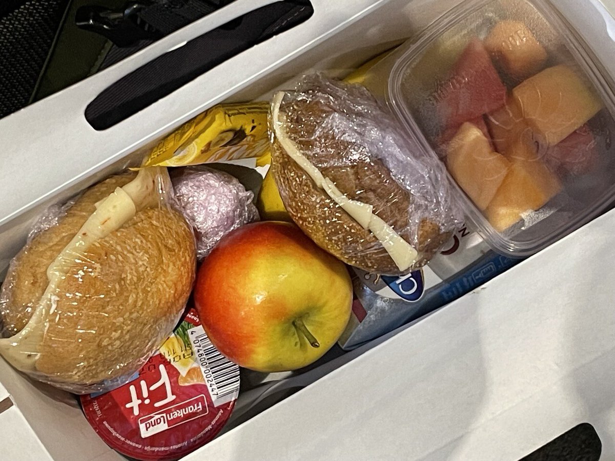 magomi's tweet image. Auch mal nett. Hotelbuchung ohne Frühstück ging aus Gründen nicht. Aber ohne Umstände hab ich eine Freß-Box angeboten bekommen. #earlycheckout