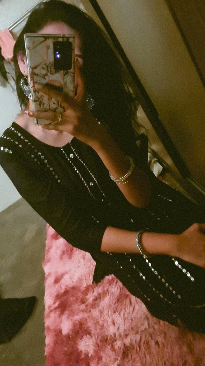 dshine1493's tweet photo. Saving black outfits in my life be like..... Pathala Pathala 😁🖤
#black #selfie #indiangf https://t.co/VghjzQpT4M