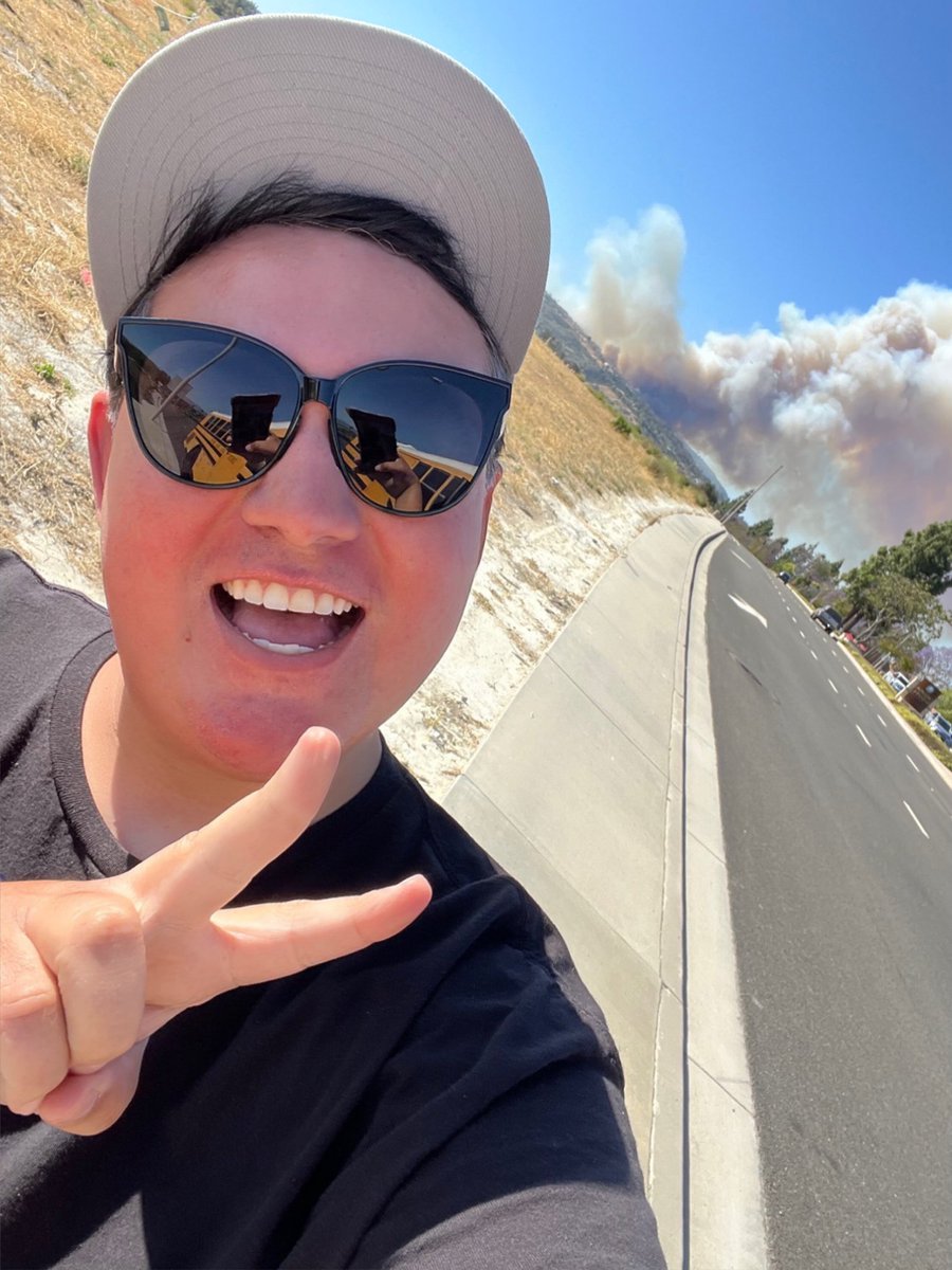 DannySunshinee's tweet photo. Enjoying the smell of So Cal Fires π₯ #abceyewitness @ABC7 yayyyyy https://t.co/HLHAVSmGjO