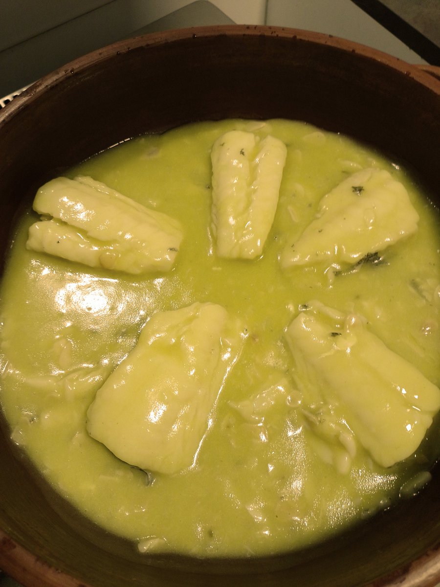 ikerguimaraes's tweet photo. Hoy sí, me salió bastante bien, aunque no cuajado del todo, pero rico de cojones. Sabía a mi madre y a abuela, a Bilbao.
#bacalaoalpilpil @MGasosie @kintiman @alainsalamano @vidaleugenia @MAlbercocs @EVernacci @SkoOrp @Bernievinyes https://t.co/9XnZRh7rEN
