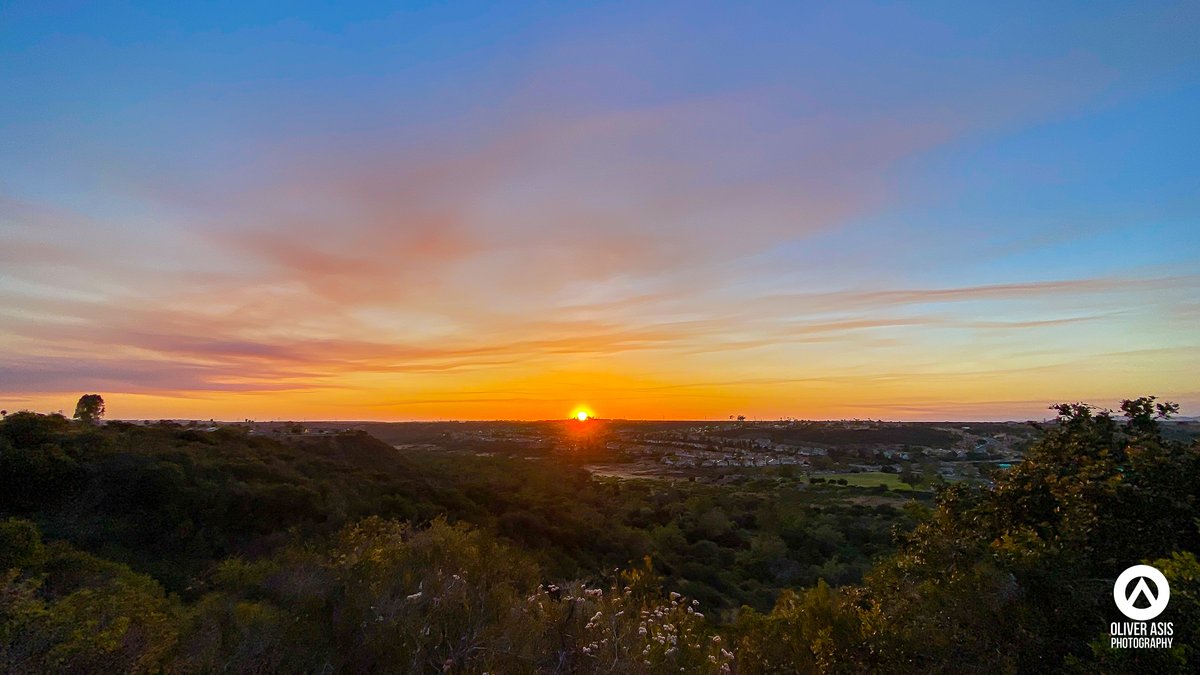 olasis's tweet photo. The smoke from the fire in Orange County drifted down to San Diego making for a smokey sunset this evening.
#sunset #sunsetphotography #smokeysunset #firesunset #fire @NWSSanDiego @eyesonsdskies https://t.co/fTKsHQFkBs