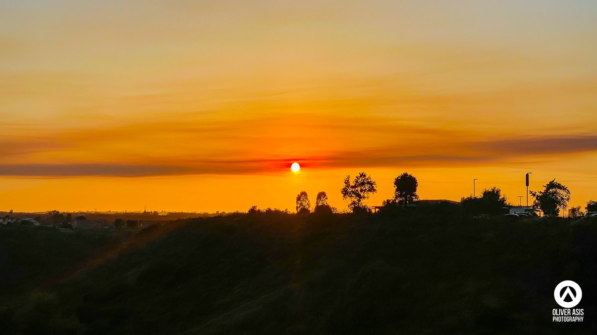 olasis's tweet photo. The smoke from the fire in Orange County drifted down to San Diego making for a smokey sunset this evening.
#sunset #sunsetphotography #smokeysunset #firesunset #fire @NWSSanDiego @eyesonsdskies https://t.co/fTKsHQFkBs