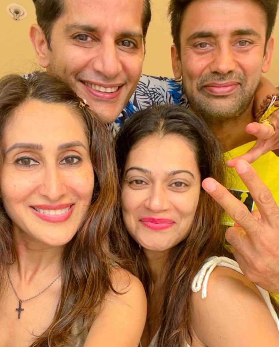 ETimesTV's tweet photo. The reunion fans really needed! 😍❤️
@KVBohra @bombaysunshine @Sangram_Sanjeet 

#karanvirbohra #payalrohatgi #tvcelebs #etimestv https://t.co/jbH5NfReix