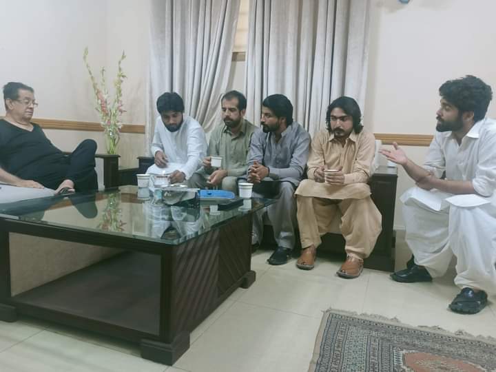 saraiki_council's tweet photo. The members of Saraiki Students Council and Pakhtoon Student council had a meeting today with MNA Nawab Yusuf Talpur. They assured us that they will raise our voice in the parliament and discuss the issue with education minister to solve this issue.
#SaveQau
#StrikeIsOurRight https://t.co/Wx8CesBwsI