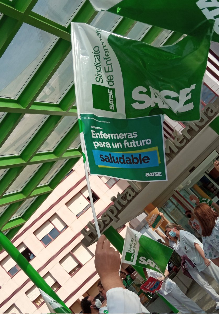 S_Extremadura's tweet photo. Hoy, Día Internacional de la Enfermera, Enfermeras y enfermeros se concentran para reclamar que se cumplan los compromisos adquiridos con el objetivo de mejorar las condiciones laborales y profesionales.#DiaInternacionaldelaEnfermera #FaltanMiles https://t.co/2Yby5nJ97g