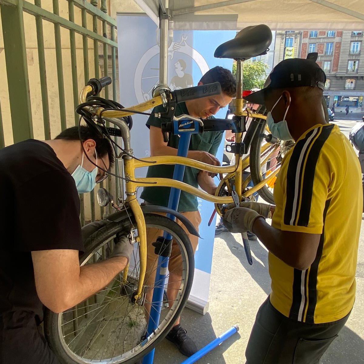 Actu_Transilien's tweet photo. Le vélo est le moyen de transport le plus écologique pour se rendre à la gare, c'est pourquoi #Transilien propose 269 ateliers de réparation de vélos gratuits, jusqu'en Octobre 2022, en partenariat avec les associations @SoliCycle, @veloservices et #M2IE. https://t.co/xJQS4QU9mI
