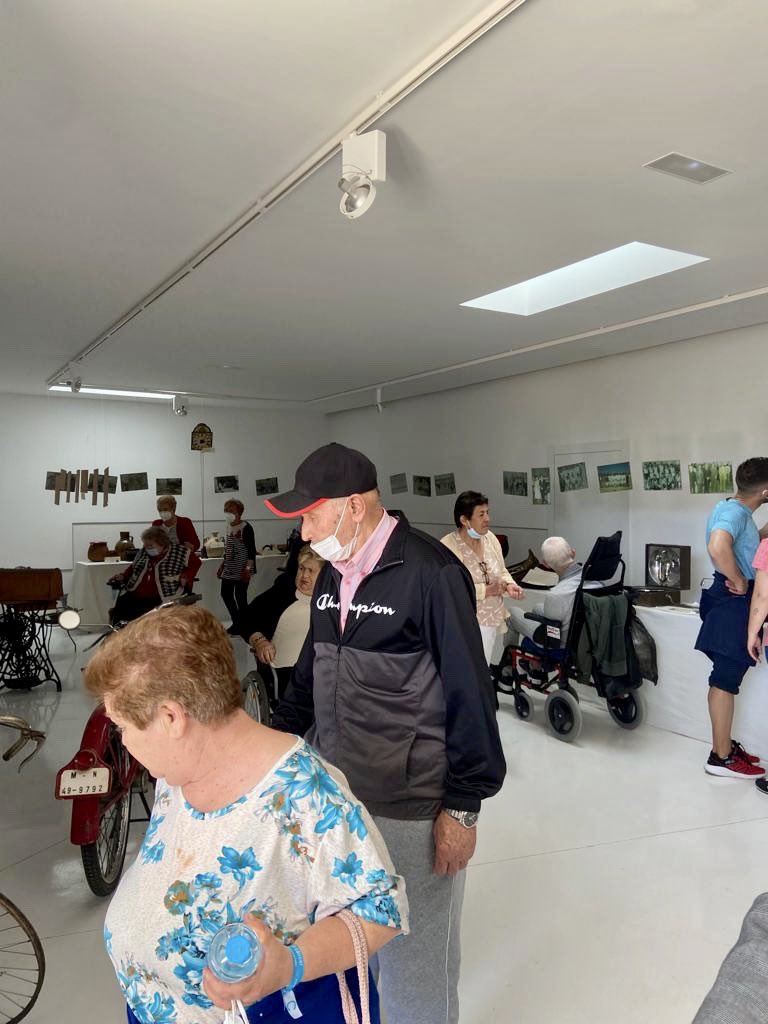 😃😃Ayer recibimos en el CEM de <a href="/LaNuciaES/">La Nucía</a> la visita de grupo de 20 personas👴🏻👵🏻 de la @SaviaResidencia!
✅Durante su estancia realizaron un recorrido guiado al arboretum🌱🌿 visitaron el museo etnológico, y realizaron un taller de jabón.🧼