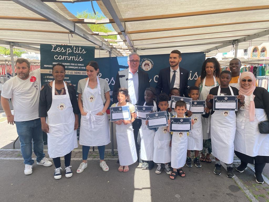 AcheresVille's tweet photo. Photo de groupe hier à l’occasion de la 5e édition des P’tits Commis en présence de Marc Honoré, maire d’Achères, et de Guillaume Cairou, président de la CCI Versailles-Yvelines. #CommerceAchères #cciyvelines  #PtitsCommis https://t.co/HrVe1dhjTc
