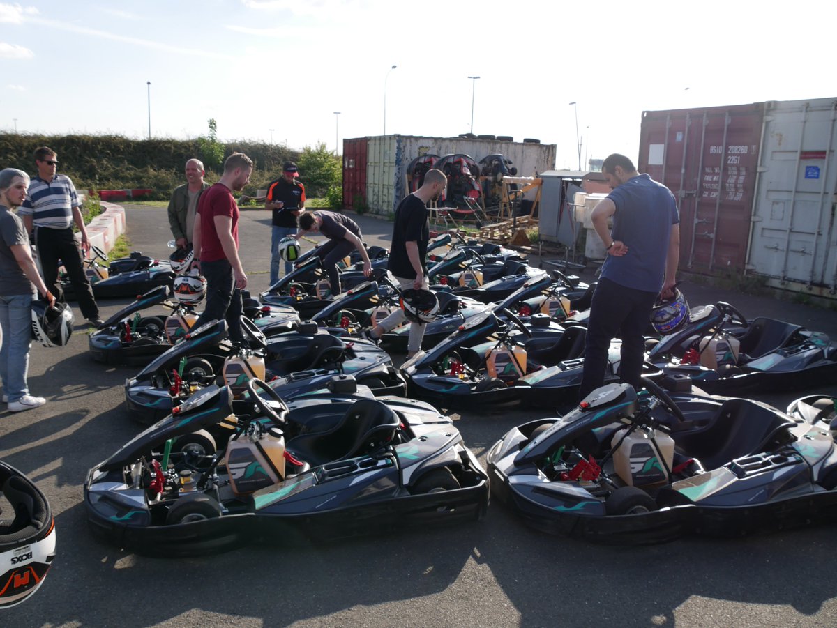 HR_Team_Group's tweet photo. Hier soir, notre Team Leader Arnaud et son équipe ont eu le plaisir de se retrouver pour une session karting de haut niveau...🏁🏆 

Entre rire et queue de poisson, c'était un moment fort en émotion ! 🏎️💨

#Kart #afterwork #F1Miami #LewisHamilton https://t.co/GNBo48lnZ6