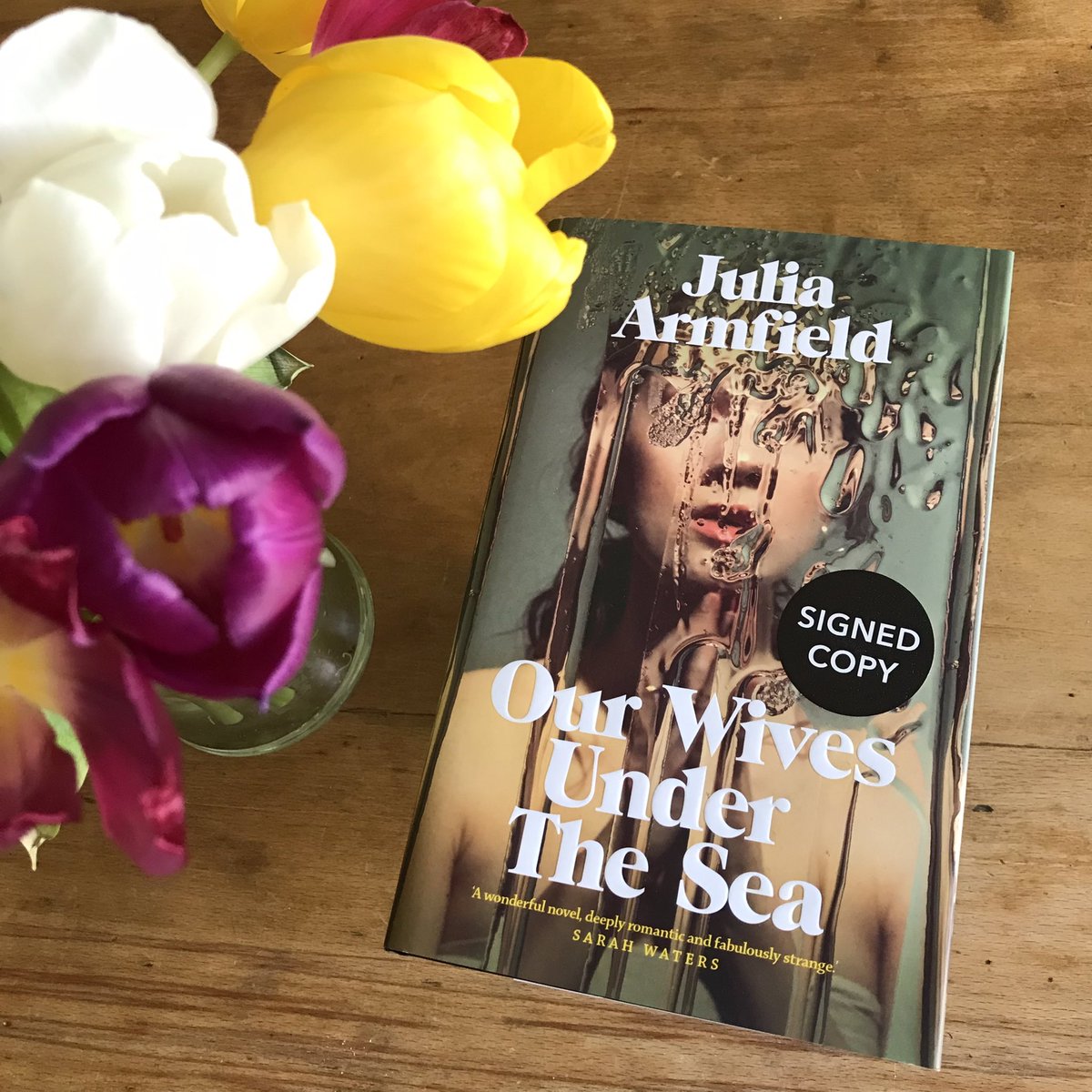railtontownfie1's tweet photo. #OurWivesUnderTheSea from #JuluaArmfield - a cracking read with a dual narrative.
Creepy, spooky and science fictiony all rolled up into a love story. If you enjoyed #SaltSlow by the same author I think you’ll adore this.
And that cover is just👌🏼 https://t.co/Gu9lGsXEws