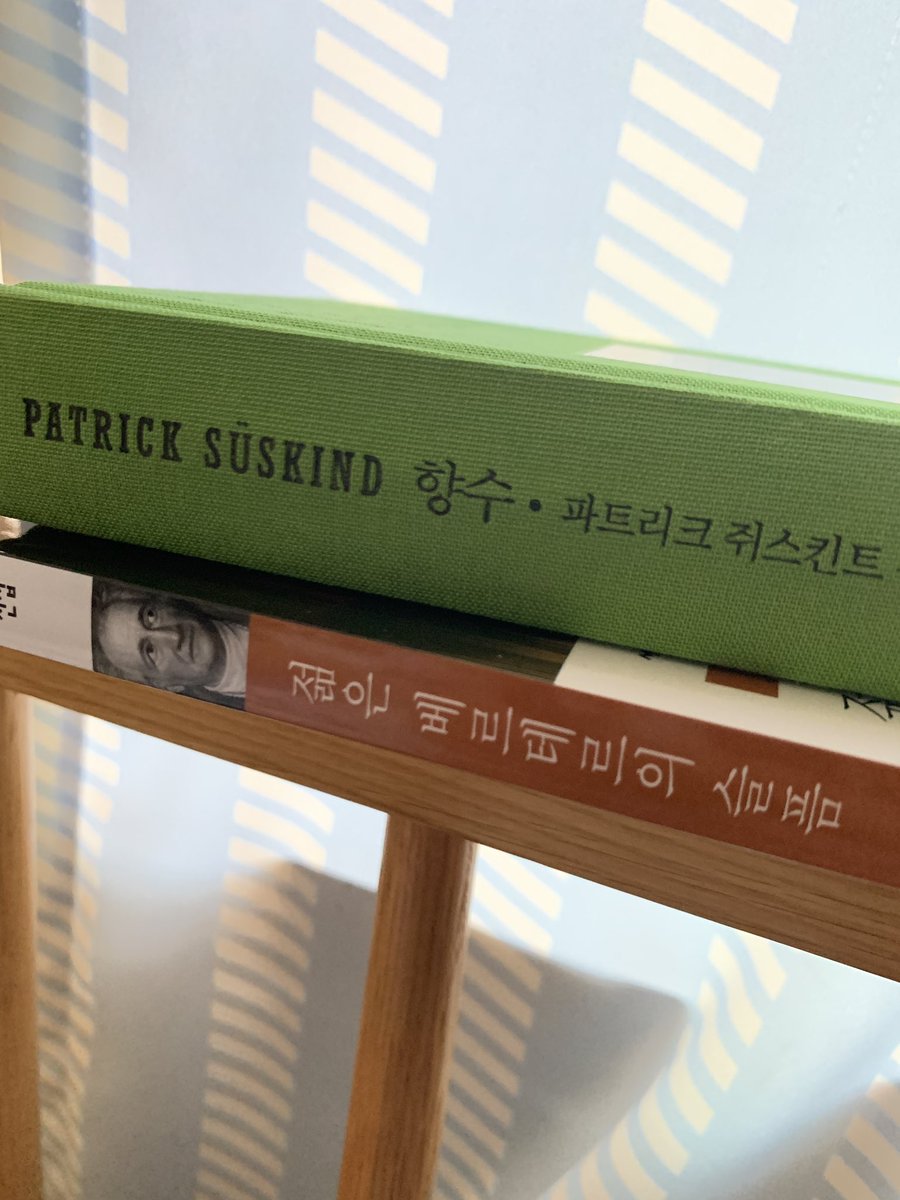 bookndrink's tweet photo. day off, reading !
#DasParfum
#DieLeidendesjungenWerthers

어지러움증과 팔다리가 흐느적거리는 현상.
이 예쁜 5월, 소중한 하루. 집콕콕콕.
그래도, 다시 읽는 향수는 더 재미있어졌다. https://t.co/b5S0AgDKhG