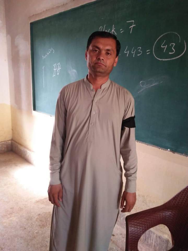 GhulamHyder291's tweet photo. سنڌ جا استاد جائز حقن لا سدائين سراپا احتجاج رھيا۔
اسان کي پاڻ تي غرور آھي۔
اسان سان جيڪي زيادتيون ٿي رھيون آھن انھنجو ڪارڻ فقط اھو آھي ته اسان پيور ميرٽ تي آيا آھيون
اسان ايم اي۔ايم فل ۽ پي ايڇ ڊي ڊگري ھولڊر استاد آھيون
#regularizeIBAJestEct2018 https://t.co/msHG9GCd25