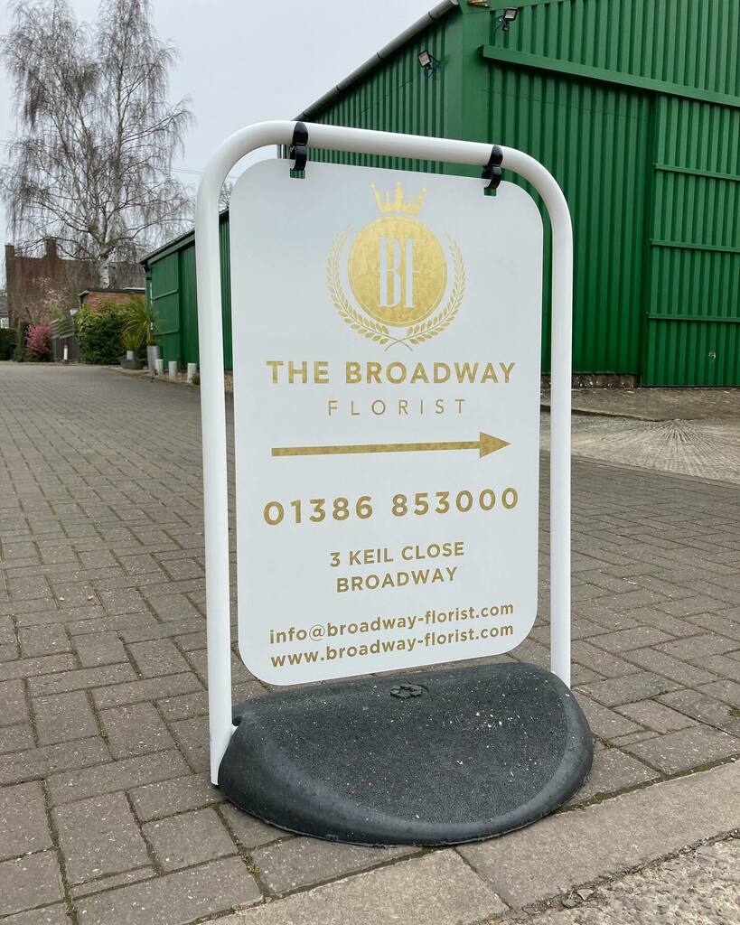 Acorn_Creative's tweet photo. We love this florentine gold vinyl from @hexisuk - it made this Swinger pavement sign look #Broadway High Street ready for @thebroadwayflorist
#signmaker #signwriter #vehiclegraphics #vehiclewrap #vinylcutgraphics #vinylgraphics #printedbanners #banne… https://t.co/FyqEPQ0kPD https://t.co/xy9ZoRQxJx
