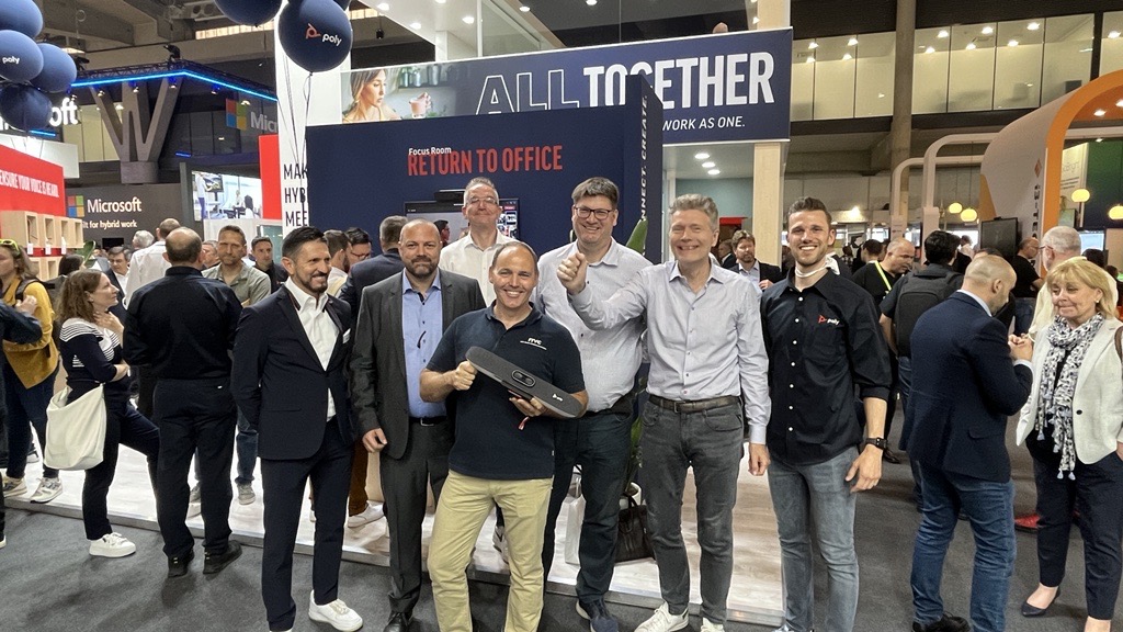 Unser #mvc #messeteam gestern am Stand unseres Partners Poly. Tobias Krebs mit der neuen PolyR30 #polyr30, die speziell auf kleine Räume ausgerichtet ist.

#poly #ise2022 #ise #barcelona <a href="/PolyCompany/">HP Poly</a>