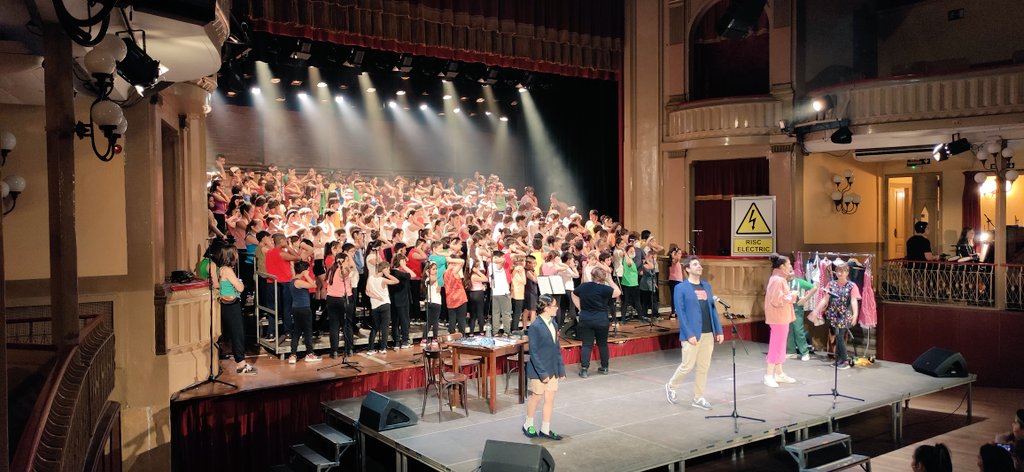paretdelaeri's tweet photo. Comença l'assaig del musical "El millor teatre del món" de 4t!! Quins nervis i quina emoció!! @immaculadahorta @LopezPasarin @GodinaMane https://t.co/zcb8xTO30E