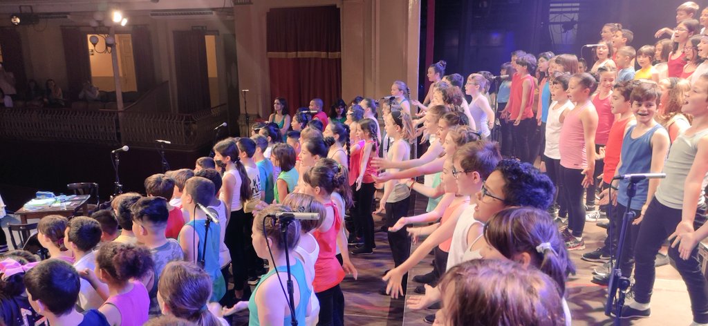 paretdelaeri's tweet photo. Comença l'assaig del musical "El millor teatre del món" de 4t!! Quins nervis i quina emoció!! @immaculadahorta @LopezPasarin @GodinaMane https://t.co/zcb8xTO30E