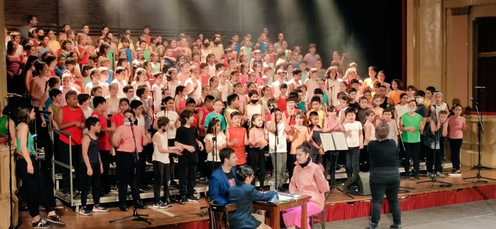 paretdelaeri's tweet photo. Comença l'assaig del musical "El millor teatre del món" de 4t!! Quins nervis i quina emoció!! @immaculadahorta @LopezPasarin @GodinaMane https://t.co/zcb8xTO30E