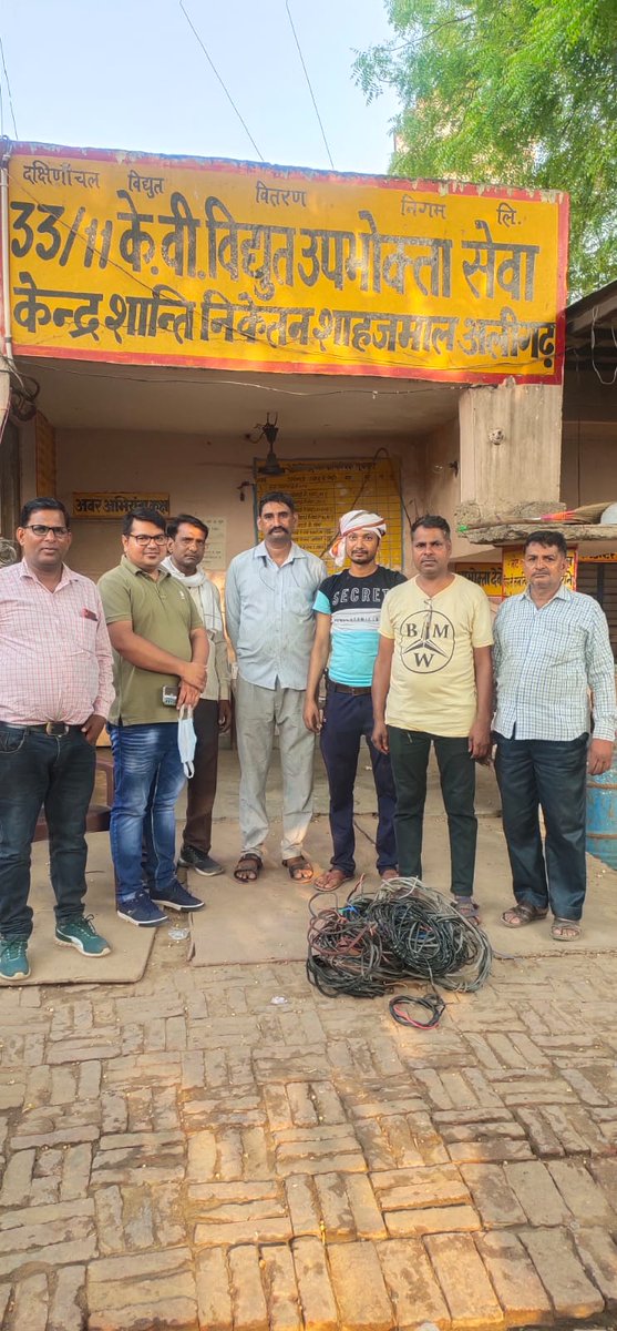 RoadSdo's tweet photo. आज दिनांक 12/05/2022 को प्रातः विद्युत नगरीय वितरण खंड तृतीय के अंतर्गत विद्युत नगरीय वितरण उपखंड प्रथम गूलर रोड के अंतर्गत विद्युत क्षेत्र में विद्युत चोरों के खिलाफ अभियान चला गया गया 08 लोग विद्युत चोरी करते पाए गए जिनके विरुद्ध प्रा���मिकी दर्ज कराने की कार्रवाई की जा रही है https://t.co/PgaGM18eTC