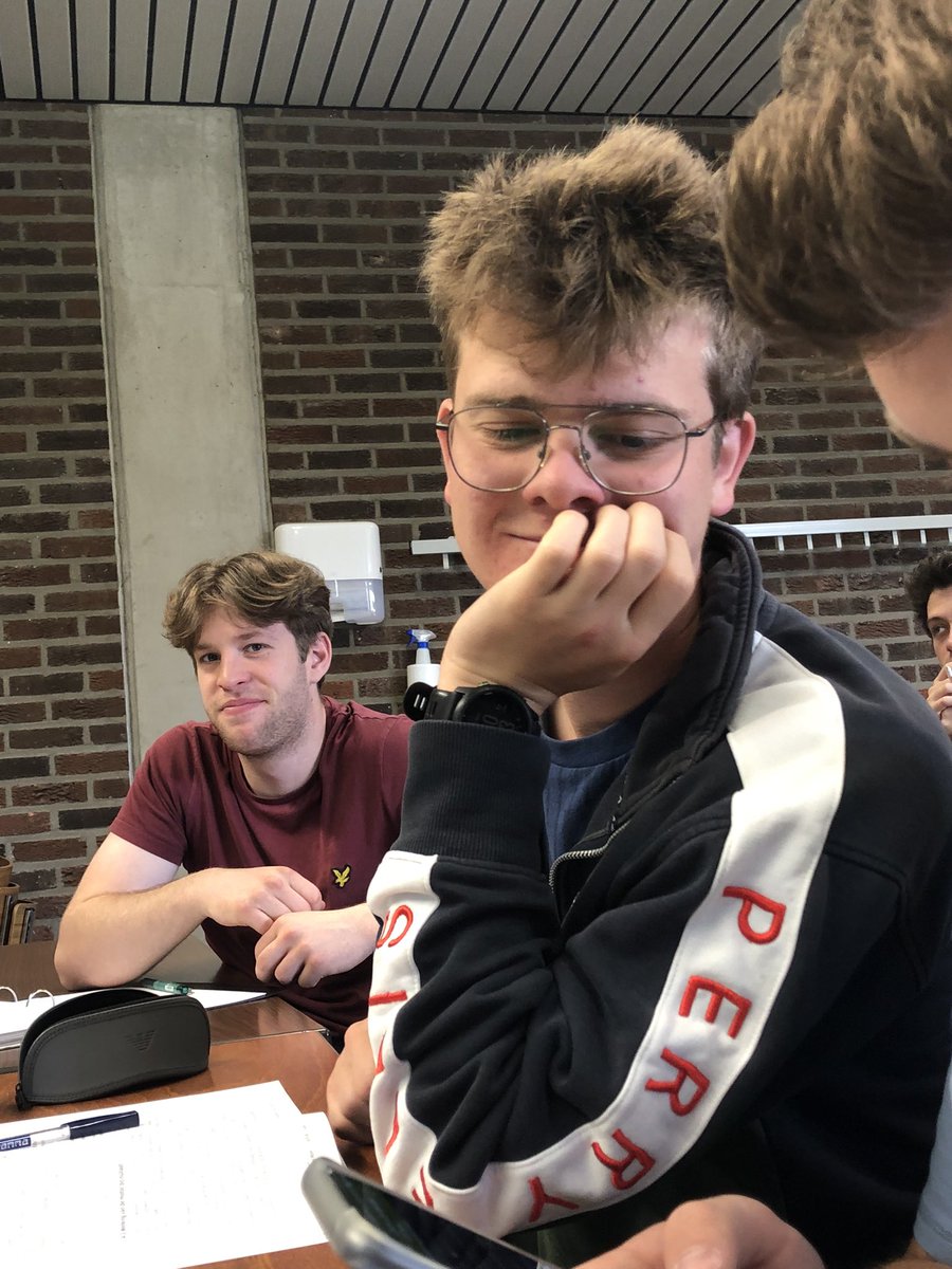 MeesterCedric's tweet photo. Zomaar verliefd meekijken op een ander zen scherm, wa ne creep. #JanHadEtDoor #WaNeLieve #WoutIsEng #OplettenWoutje https://t.co/cRLqblnLYi