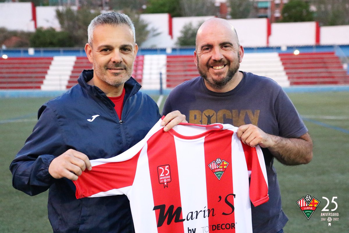 𝗡𝗨𝗘𝗩𝗢 𝗘𝗡𝗧𝗥𝗘𝗡𝗔𝗗𝗢𝗥

📝 Toni Centella, nuevo entrenador del Amateur

🔝 La Dirección Deportiva confía en un técnico de la casa, que este domingo lograba el ascenso a Preferente con el Juvenil A

Mucha suerte, <a href="/toni_centella/">Toni Centella</a>! 💪🏻

#SienteLaLlefi 🔴⚪ #1cat1 #Llefia