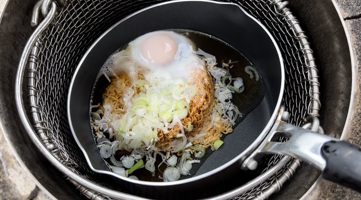 aogashimachan's tweet photo. ひんぎゃ（地熱）で作るチキンラーメン食べた事ある？🐣？？ https://t.co/DvRlR5PYIX