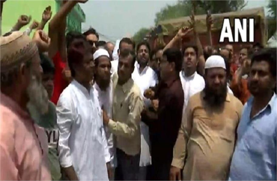 punjabkesari's tweet image. दिल्ली के मदनपुर खादर पहुंचा बुलडोजर, AAP विधायक अमानतुल्लाह की मौजूदगी में लोगों ने किया भारी हंगामा   punjabkesari.in/national/news/…
#CapitalDelhi #encroachment #MCDaction #protest #bulldozercampaign #MadanpurKhadararea #AAPMLAAmanatullahKhan