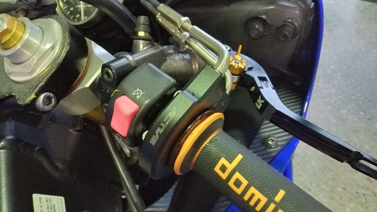 MOTO1WORKS's tweet photo. ヤマハYZF-R6　USEDマシン入荷です。

距離は少し多めですが、エンジン等の異音も少なく、なかなか良い状態の1台です。

ステップ、ハイスロットルキット、ブレーキホース等、要所を抑えたカスタム。

600ccスーパースポーツをお探しの方、如何でしょうか？

お問い合わせお待ちしております！ https://t.co/csUgWEmlPI