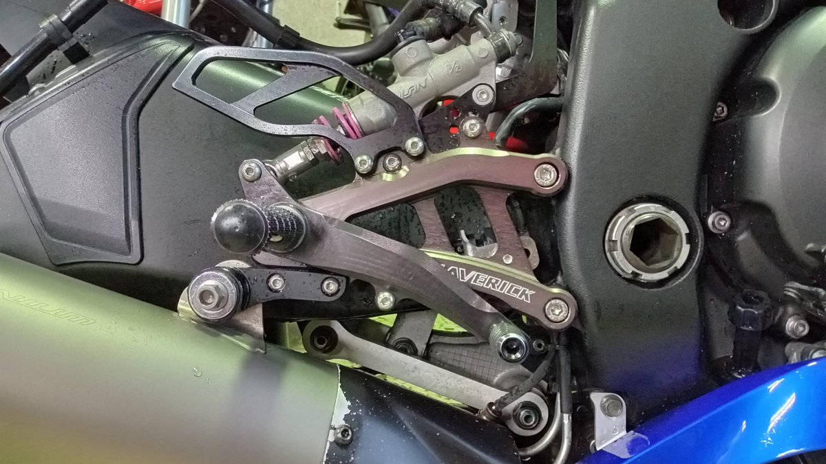 MOTO1WORKS's tweet photo. ヤマハYZF-R6　USEDマシン入荷です。

距離は少し多めですが、エンジン等の異音も少なく、なかなか良い状態の1台です。

ステップ、ハイスロットルキット、ブレーキホース等、要所を抑えたカスタム。

600ccスーパースポーツをお探しの方、如何でしょうか？

お問い合わせお待ちしております！ https://t.co/csUgWEmlPI