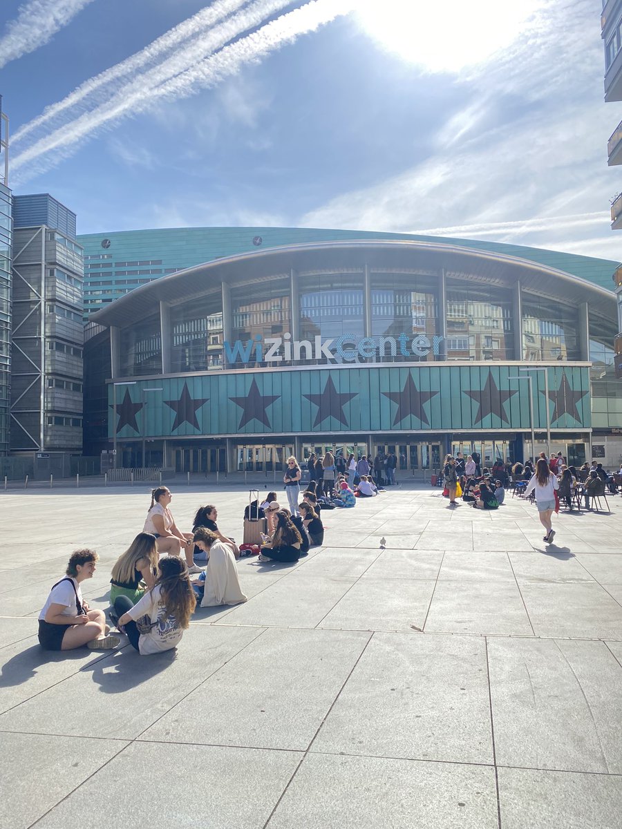 FanClubMalu's tweet photo. ¡Ya está el @WiZinkCenter preparado para recibir a @_MaluOficial_ esta noche! 

El esperado 12 de Mayo ha llegado y se viene cargado de emociones, nervios e ilusión por volver a ver a nuestra jefa sobre el escenario ✨

🎟 ÚLTIMAS ENTRADAS: https://t.co/W8ZvzcLB7D https://t.co/Q9TS2R0Ox4
