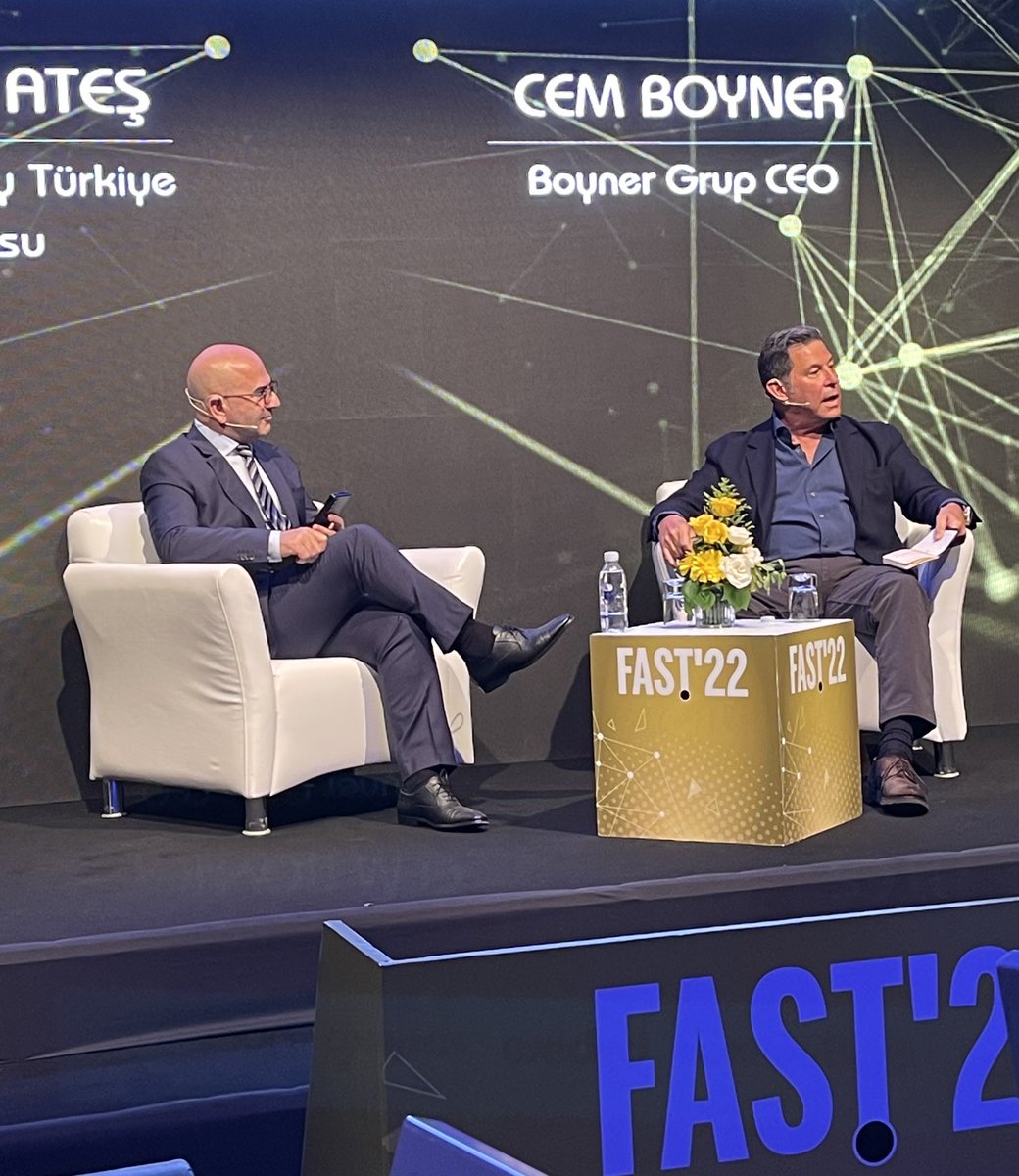 MuratYesildere's tweet photo. “Şimdi ne cool 😎? Dayanışma, şefkat, askıda iyilik, tevazu cool.” diyor @BoynerGrup CEO Cem Boyner.
Her zaman cool olan da Cem Boyner 😎
#Fast22 @FastCompanyT https://t.co/WZSeVHOXDR