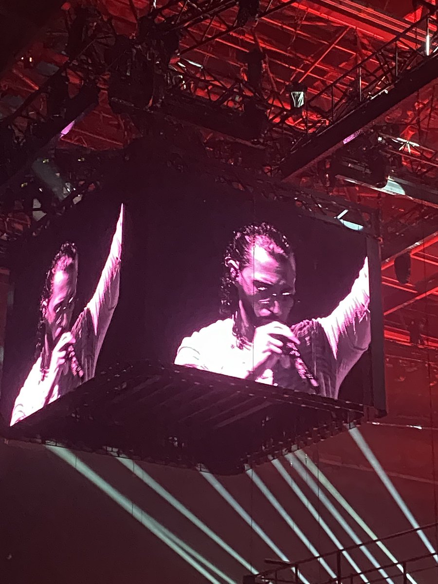 laurajffl's tweet photo. Je m’en remet pas c’était incroyable 🫀😩
#PNLTOUR2022 https://t.co/qlXW8g9TWF