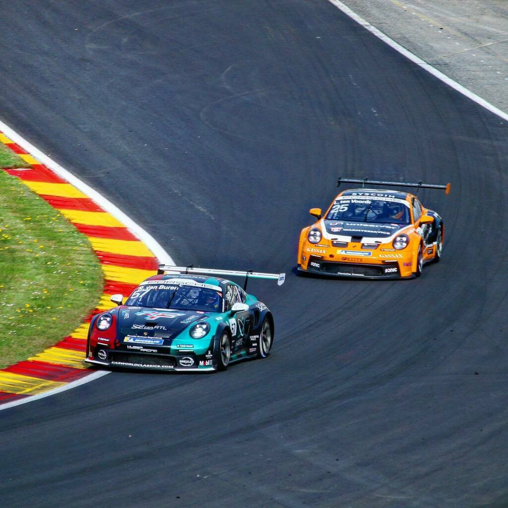 Nederlands onderonsje in de Duitse Porsche Carrera Cup op Spa-Francorchamps. @larrytenvoorde jaagt op @rudyvanburen door Eau rouge in het begin van de race. #porsche #pccd #spafrancorchamps instagr.am/p/Cdc6vQcIRhh/