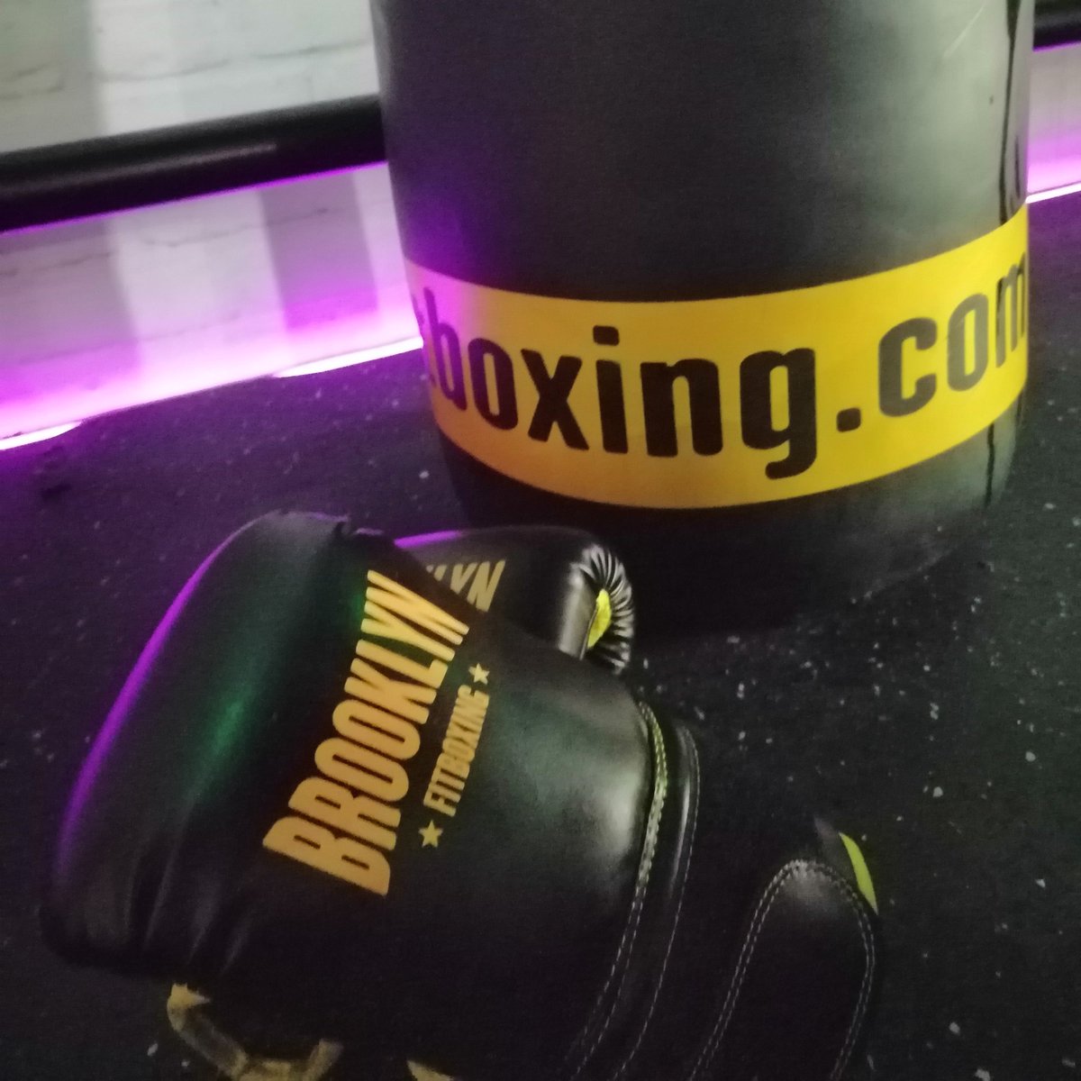CyMinversores's tweet photo. En esta casa cada uno tiene una forma de despejar la mente antes de que abra la sesión.
Cuál es la tuya???
#Teambike
#Teamboxing https://t.co/qyobwlfIIk