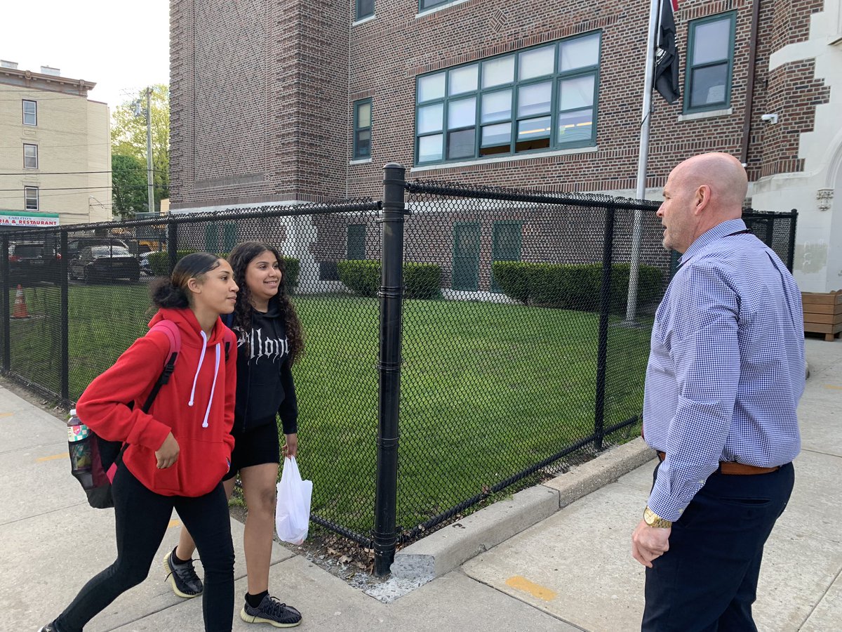 mariaAmeyer03's tweet photo. @mwalpole1024 welcoming the #School23 scholars and their families to a new day of learning! All feeling welcomed and affirmed! @YonkersSchools @SuptQuezada #YPSunstoppable #MySchoolMyLearning https://t.co/gkjUMOZua9