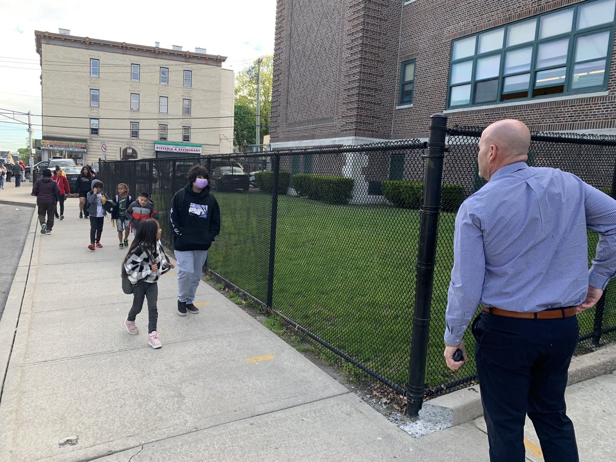 mariaAmeyer03's tweet photo. @mwalpole1024 welcoming the #School23 scholars and their families to a new day of learning! All feeling welcomed and affirmed! @YonkersSchools @SuptQuezada #YPSunstoppable #MySchoolMyLearning https://t.co/gkjUMOZua9