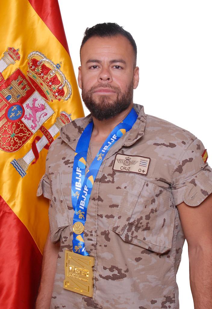 EjercitoAire's tweet photo. El sargento Cruz, destinado en el Mando de Apoyo Logístico (#MALOG), se ha proclamado campeón del Master International Jiu-Jitsu Championship Europe 2022 🥋 en la categoría de cinturón blanco.

¡Enhorabuena compañero!🥇

@ibjjf @Defensagob https://t.co/1rvCU5QBFv