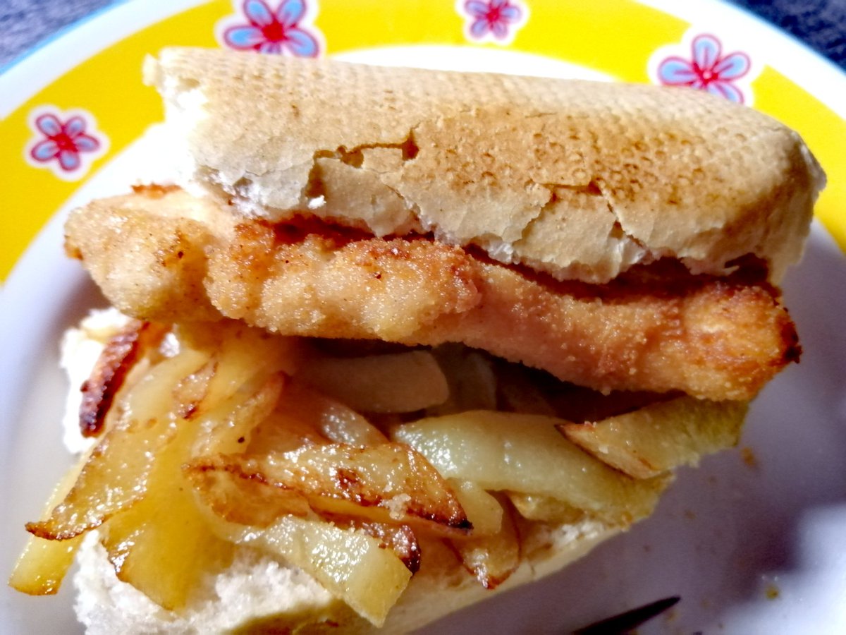 montsetuset's tweet photo. @_onerolita Un bocata de pechuga empanada con patatas 😝 https://t.co/lizlcxwe5T