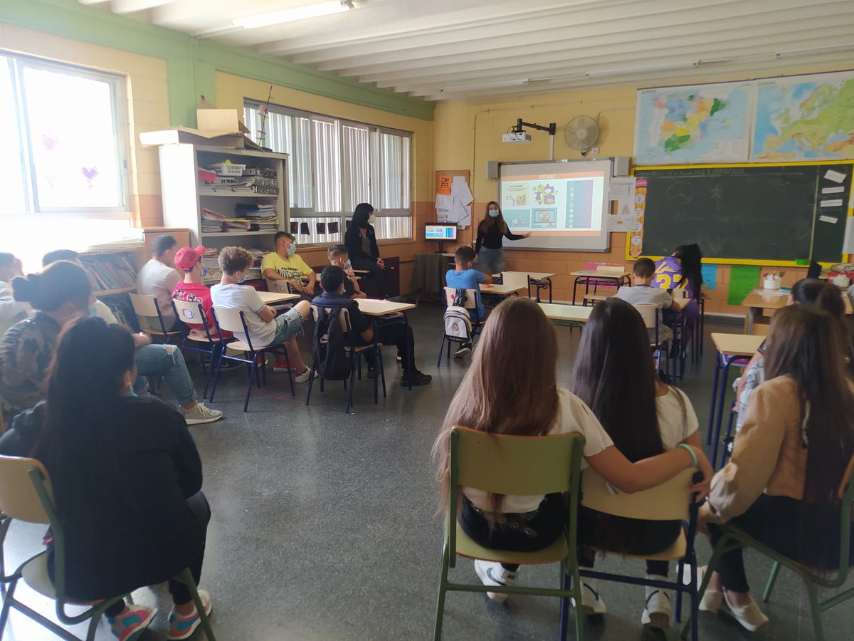 gitanos_org_PAT's tweet photo. Hoy las compañeras del programa #RomanoSastipén de @gitanos_org_PAT están desarrollando una sesión de Redes Sociales junto a alumnos-as del #CeipLaComa.
@AytoPaterna @GVAinclusio @GVAeducacio https://t.co/pVlWLKVOcF