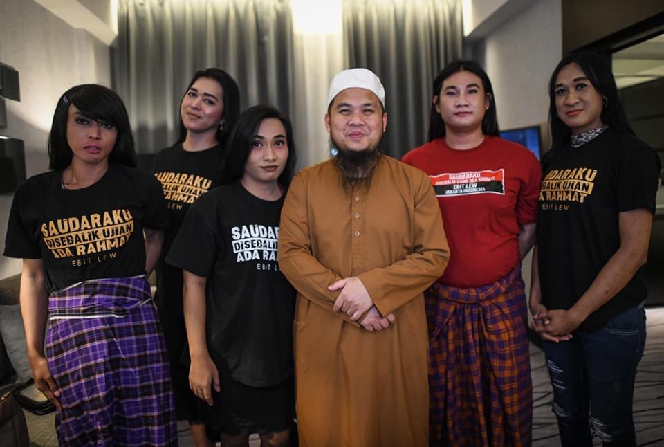 Ebitlew_'s tweet photo. 12 malam tadi saya ziarah transgender / maknyah yang bekerja di  lorong gelap di Surabaya. Sebaik saya sampai saya beri salam dan berbual tanya khabar dan dakwah iman pada mereka. Mereka kata eh, ini Ebit lew yer? Yang suap anak Punk makan yer?macam mimpi jumpa di sini. https://t.co/OqLnaRQYbq