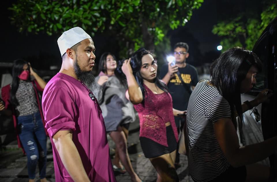 Ebitlew_'s tweet photo. 12 malam tadi saya ziarah transgender / maknyah yang bekerja di  lorong gelap di Surabaya. Sebaik saya sampai saya beri salam dan berbual tanya khabar dan dakwah iman pada mereka. Mereka kata eh, ini Ebit lew yer? Yang suap anak Punk makan yer?macam mimpi jumpa di sini. https://t.co/OqLnaRQYbq