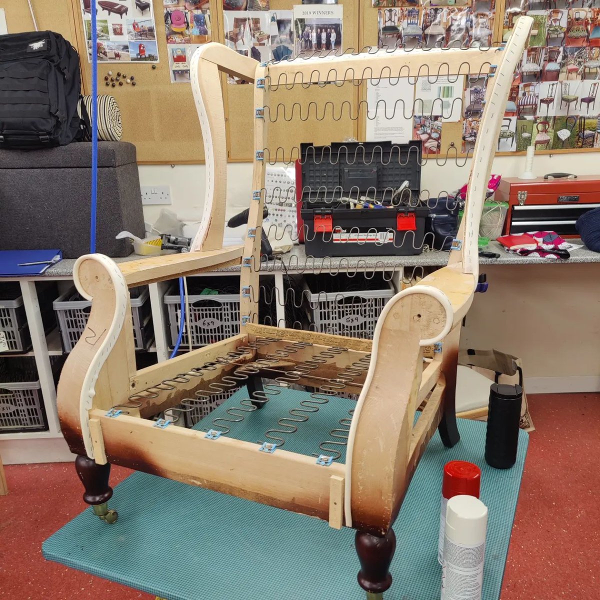 UpholsterySkill's tweet image. This Parker Knoll York chair is around 25 years old. This classic chair is being completely reupholstered and upcycled as part of the #AMUSF Stage 2 qualification course
