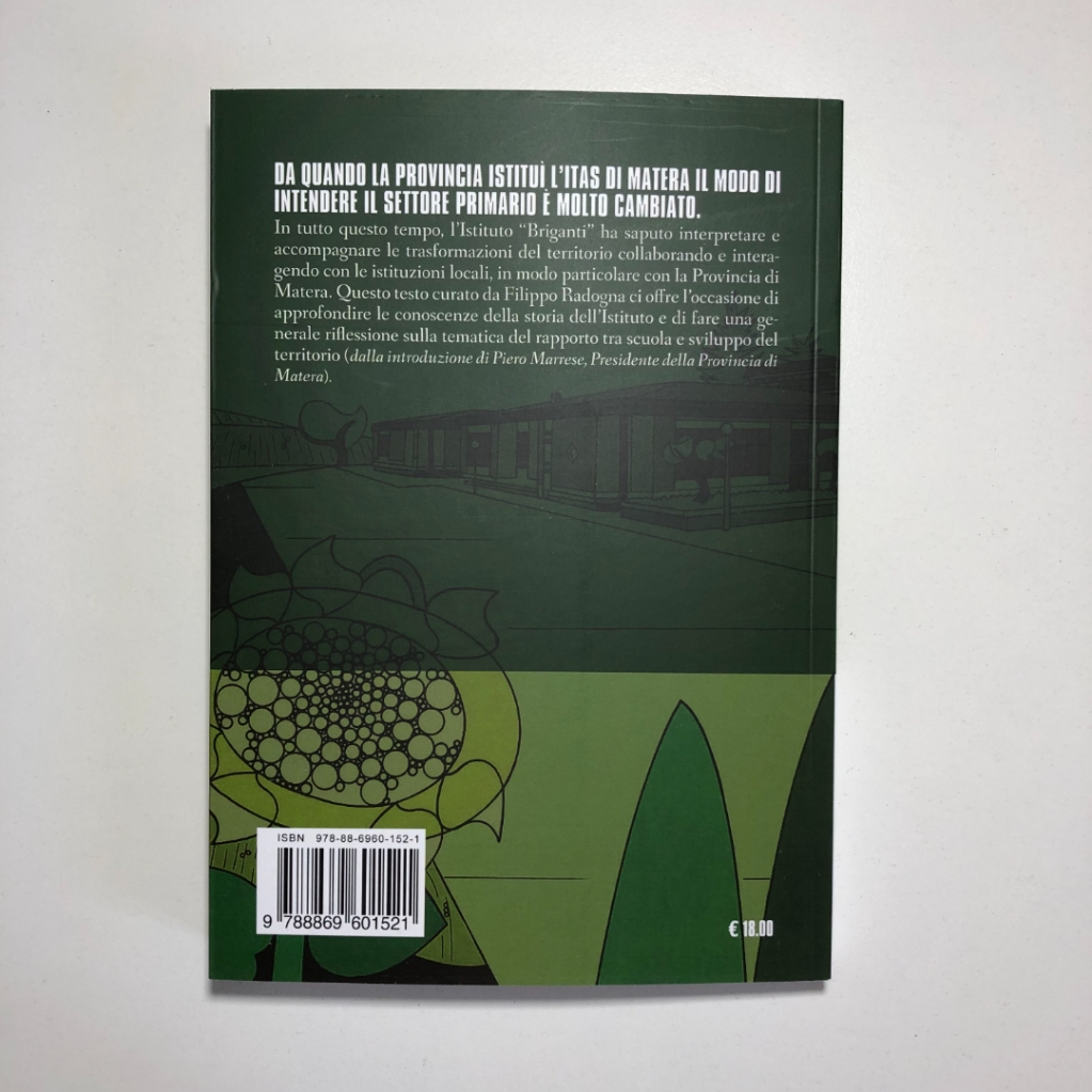 #Racconti, pro­getti, #cronaca, #aneddoti, esperienze biografiche, ognuna con il suo valore, ri­annodando i fili del percorso di una #Scuola che, arrivando al presente, ha fornito un concreto contributo al #progresso, #sociale ed #economico del #Materano.

…