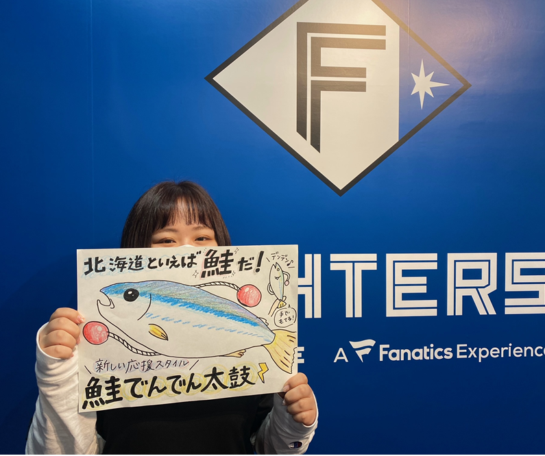 北海道日本ハムファイターズ グッズ 公式 S Tweet スタッフも挑戦 Bigbossからの挑戦 北海道にちなんだ新応援 グッズは Uさん 北海道といえば鮭だ 鮭でんでん太鼓 Wさん 振って楽しい 時計台マスカラペンライト ハッシュタグ投稿でチャレンジ