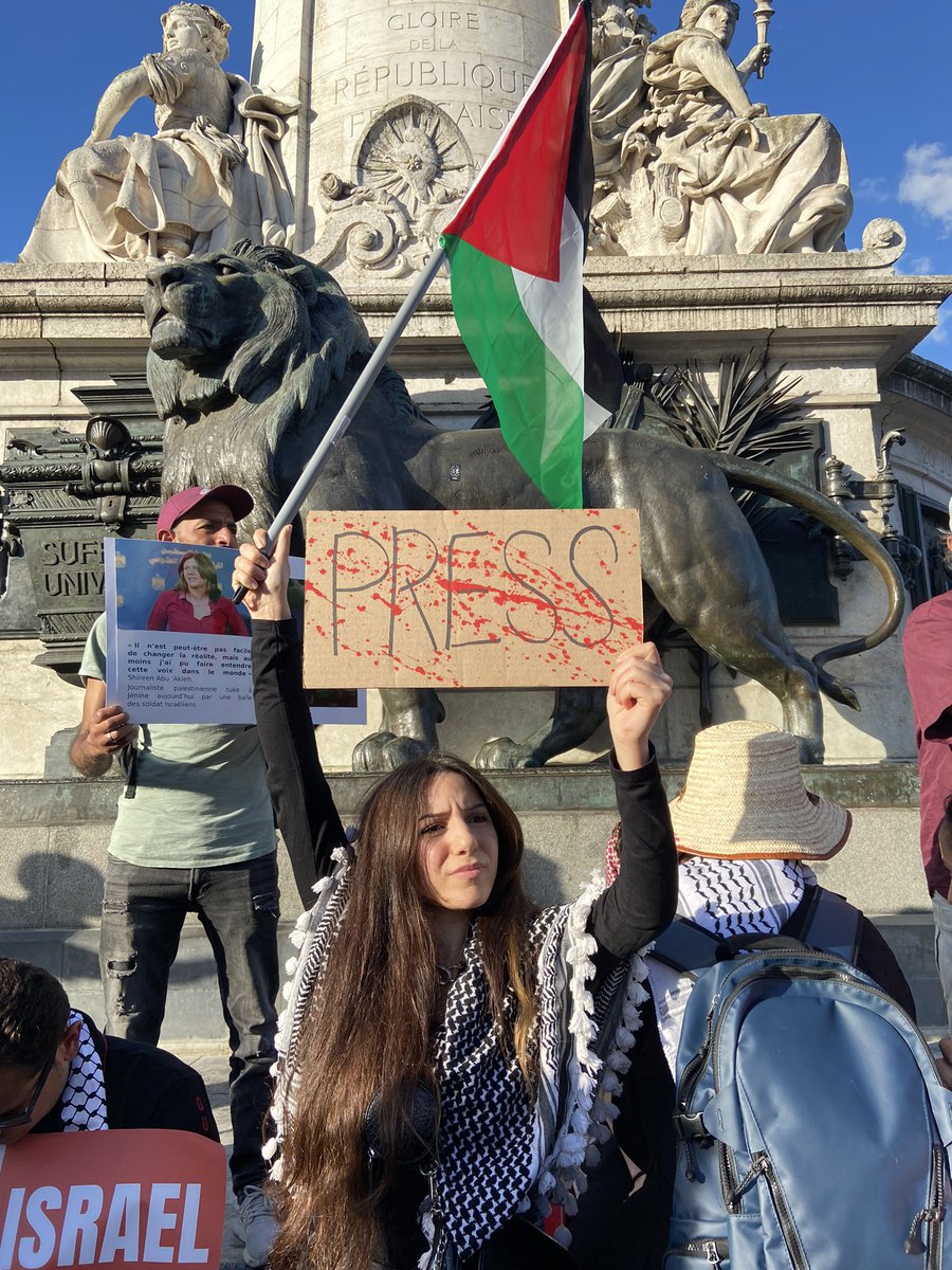s_assbague's tweet photo. Hier, rassemblés en hommage à la journaliste Shireen Abu Akleh, tuée d’une balle dans la tête par les forces d’occupation israéliennes alors qu’elle couvrait un raid à Jenine. Depuis 2000, ~ 50 journalistes ont été tués par l’armée israélienne. Des assassinats, pas des accidents. https://t.co/yrm4wrqlDa