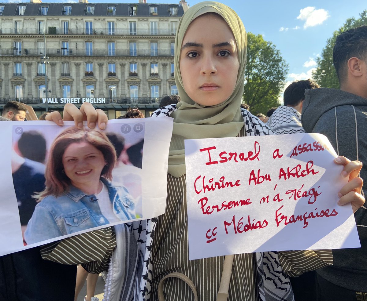 s_assbague's tweet photo. Hier, rassemblés en hommage à la journaliste Shireen Abu Akleh, tuée d’une balle dans la tête par les forces d’occupation israéliennes alors qu’elle couvrait un raid à Jenine. Depuis 2000, ~ 50 journalistes ont été tués par l’armée israélienne. Des assassinats, pas des accidents. https://t.co/yrm4wrqlDa