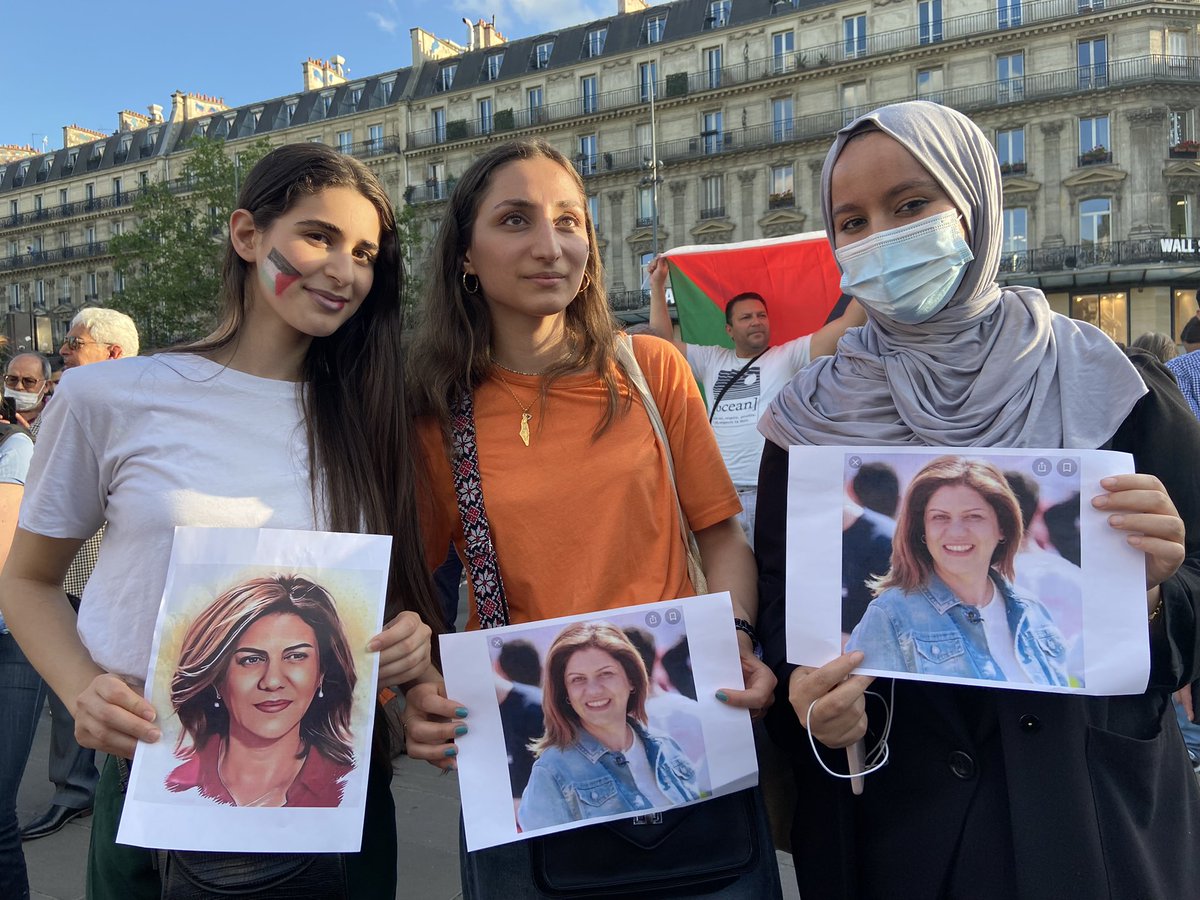 s_assbague's tweet photo. Hier, rassemblés en hommage à la journaliste Shireen Abu Akleh, tuée d’une balle dans la tête par les forces d’occupation israéliennes alors qu’elle couvrait un raid à Jenine. Depuis 2000, ~ 50 journalistes ont été tués par l’armée israélienne. Des assassinats, pas des accidents. https://t.co/yrm4wrqlDa